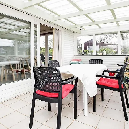 Vakantiehuis Two-bedroom Holiday In 1