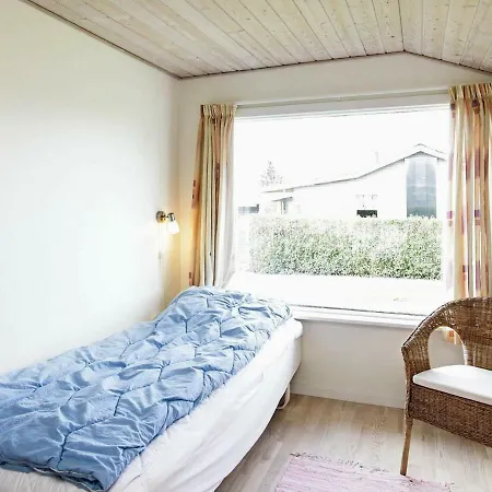 Two-bedroom Holiday In 1